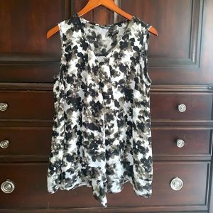 Black and White Vera Wang lightweight tank top blouse